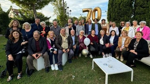 A Potenza Picena, i ragazzi classe 1954 si sono riuniti per festeggiare i 70 anni di vita al ristorante "La Cipolla d’Oro", ricordando i bei tempi della scuola e brindando alla gioventù eterna.