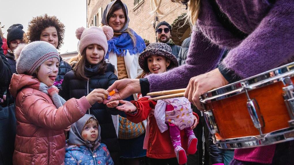 La Befana si sposa con il turismo. Regali ’doppi’ ai bambini ospiti