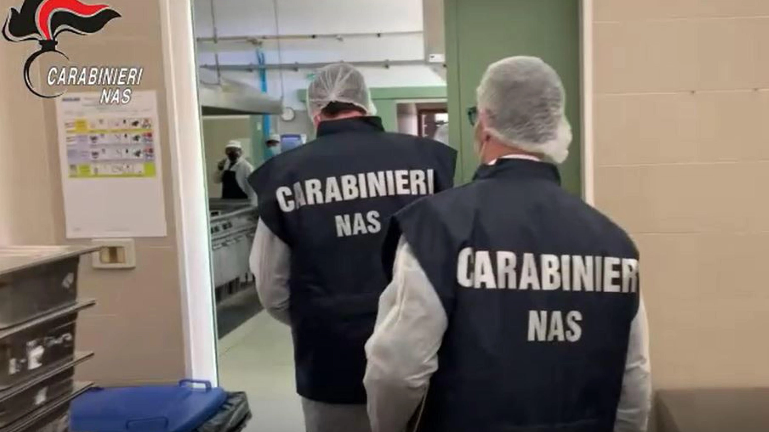 Il risultato dei sopralluoghi dei carabinieri in Provincia. Ottanta chilogrammi di alimenti sequestrati. Quindici persone sono state segnalate all’autorità competente