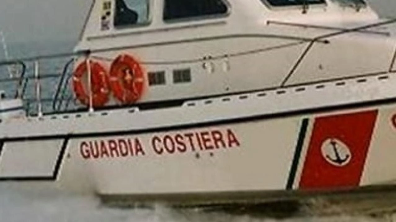 Tre uomini di Ferrara salvati dalla Guardia Costiera dopo il capovolgimento della loro barca a vela al largo di Lido degli Scacchi. Operazione di soccorso complessa ma conclusa con successo.