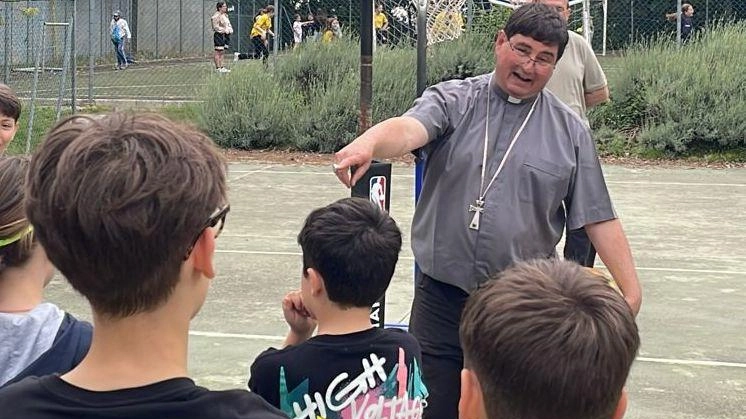 Il vescovo in campo con i ragazzi per le Olimpiadi dello sport