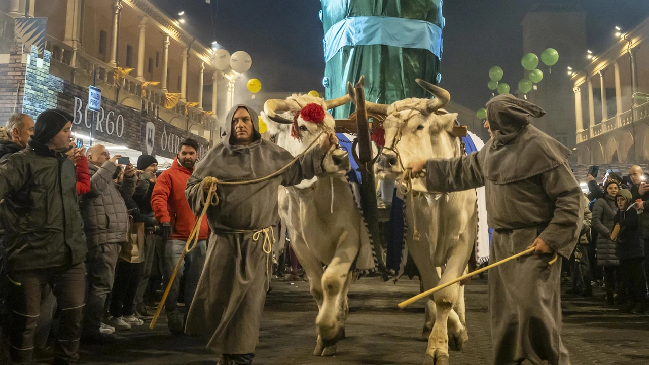 L’arrivo del fantoccio del Niballo lo scorso anno (foto Tedioli)