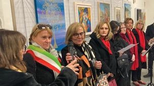 Mostra "Credevano che fosse amore" a Vicolo degli Ariani 4/A: 64 artisti espongono opere contro femminicidio e violenza di genere in memoria di Elisa Bravi, uccisa nel 2019. In mostra fino al 5 dicembre.