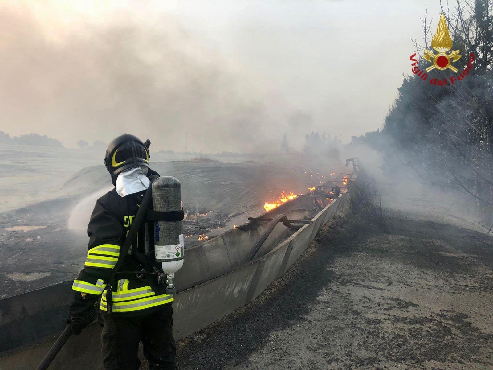 Incendio vicino a un cimitero nel Fermano: danni a capannoni