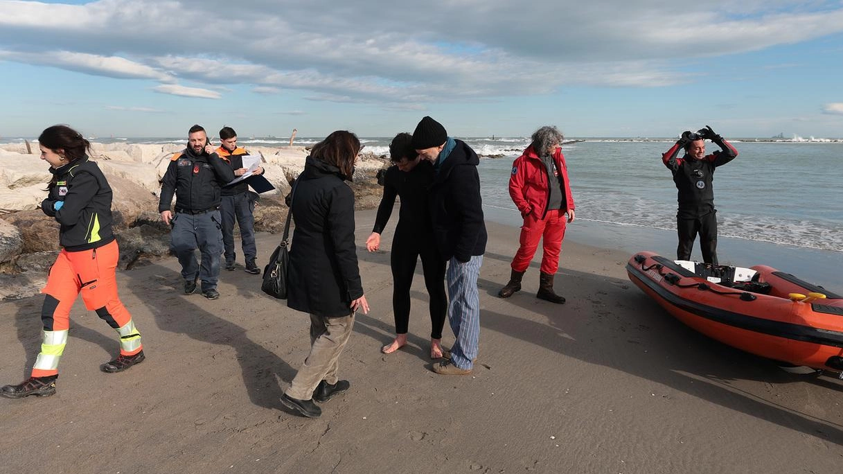 Un ventenne bolognese si è tuffato a Punta Marina, nel Ravennate: la sua tavola è finita sugli scogli della barriera frangiflutti