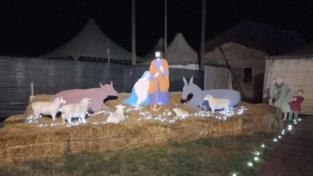 Una creazione visitabile in orario continuato, notte e giorno, fino al giorno dell’Epifania. Ma se è ridotto il presepe all’esterno,...