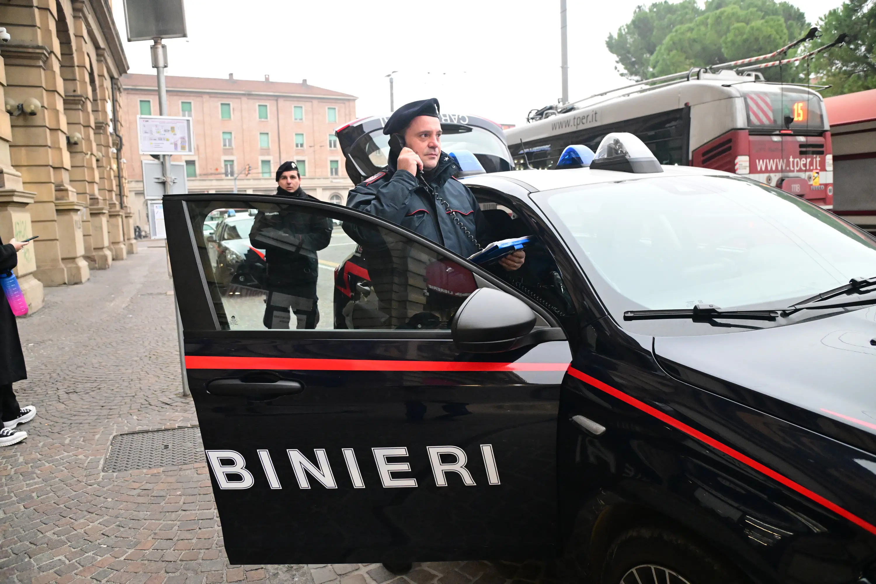 Ruba vestiti in un negozio di Anzola ma viene bloccato da un vigile urbano in borghese