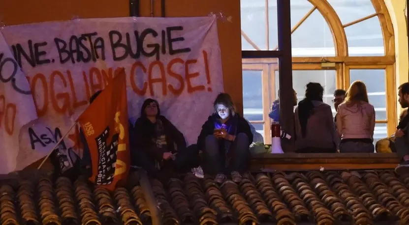 Attivisti sul tetto del Comune di Bologna, tutti prosciolti