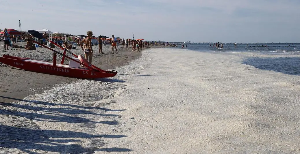 Le grane della Riviera. Concessioni, mucillagine e vacanze mordi e fuggi: "Un modello da rivedere"