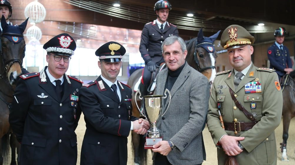 Al centro, con la coppa,il maresciallo maggiore Paolo Laquaniti del Centro Sportivo Carabinieri che è ormai un volto noto al Memorial Dalla Chiesa. Segue la squadra dell’Arma come Chef d’Equipe da anni