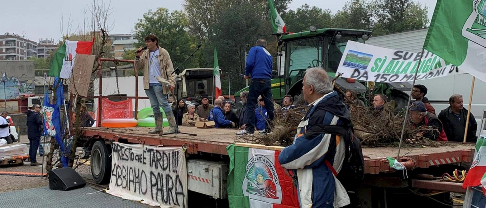 La manifestazione di protesta dei comitati romagnoli insieme agli agricoltori davanti alla sede della Regione Emilia-Romagna a Bologna.