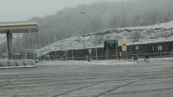 L’area di servizio Canili a Verghereto nella giornata di ieri sotto la neve