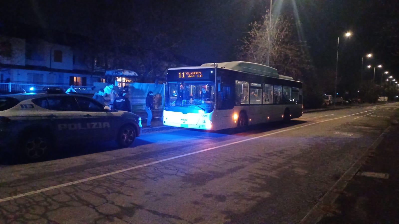 Caos sul bus, giovani si spintonano a bordo: stop al mezzo per 30 minuti