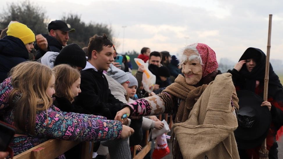 Una folla di grandi e piccini ha riempito lunedì mattina l’aeroporto di Fano per assistere a "La Befana vien dal...