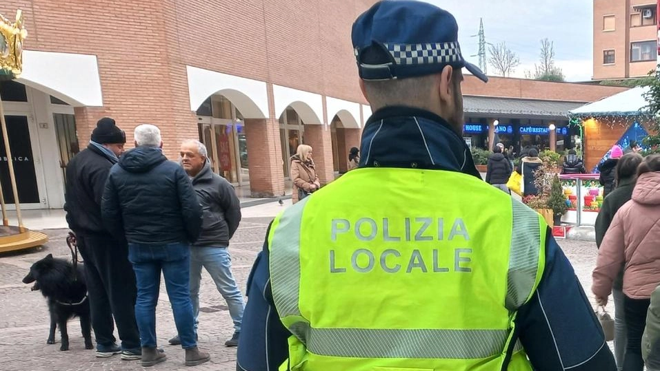 Un agente della polizia locale durante un servizio di controllo effettuato sabato scorso nella galleria commerciale della Meridiana