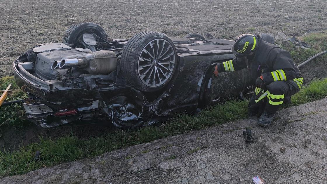 Auto distrutta dopo lo schianto. Il conducente esce e va a casa