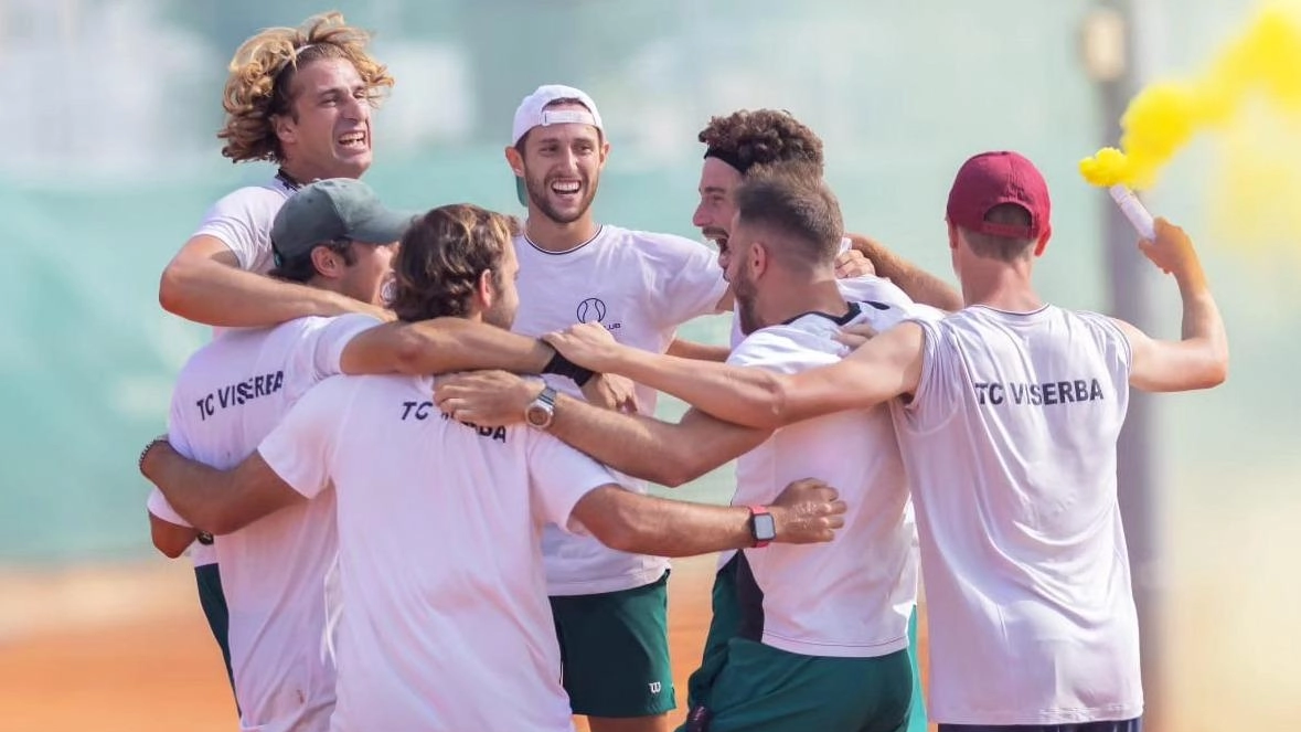 Il Tennis Club Viserba festeggia la promozione in A2 dopo una giornata emozionante contro il Circolo Tennis Lucca. Marco Mazza e i suoi ragazzi locali hanno ottenuto un risultato storico, dimostrando talento e determinazione.