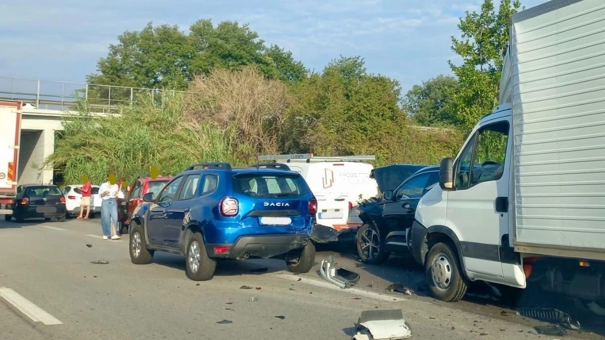 Maxi tamponamento in superstrada a Montecosaro: sette mezzi coinvolti, due persone all'ospedale. Cause in fase di chiarimento, intervento di soccorsi e polizia stradale.