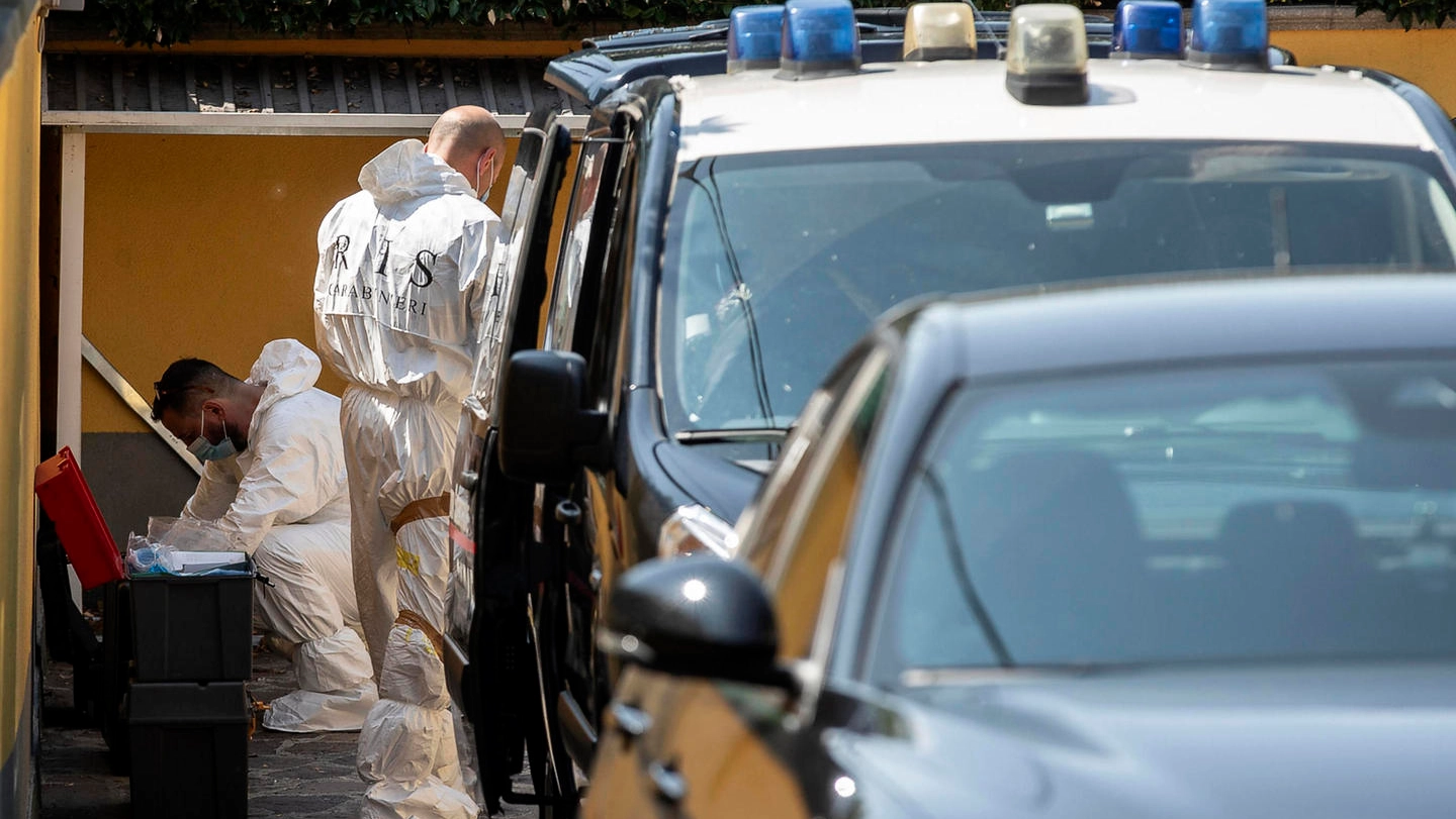 I Ris di Parma sul luogo in cui  sono stati ritrovati i resti di un  bambino piccolo sepolto a Vignale di Traversetolo (Parma) nello stesso giardino dove il 9 agosto è stato riesumato dal terreno un neonato, seppellito e morto a quanto pare qualche giorno prima