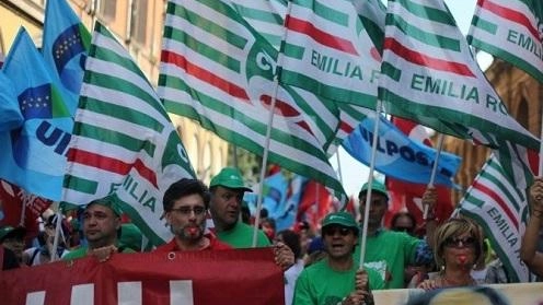 Una protesta di Cisl e Uil che con Ugl fanno fronte comune sul trasporto pubblico