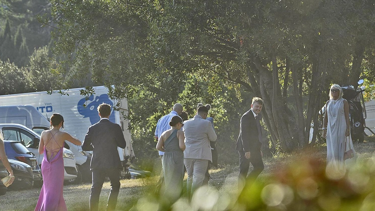 La sfilata degli invitati a Villa Imperiale