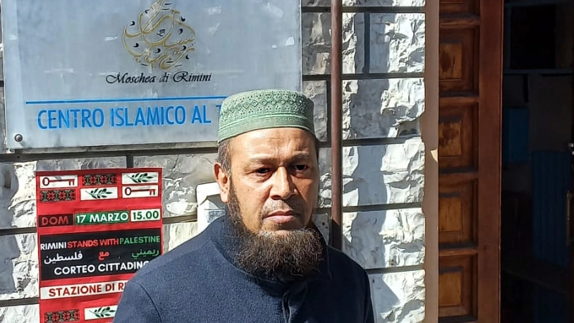 Omar Faruk, imam della moschea di Rimini, davanti alla sede in via Giovanni XXIII