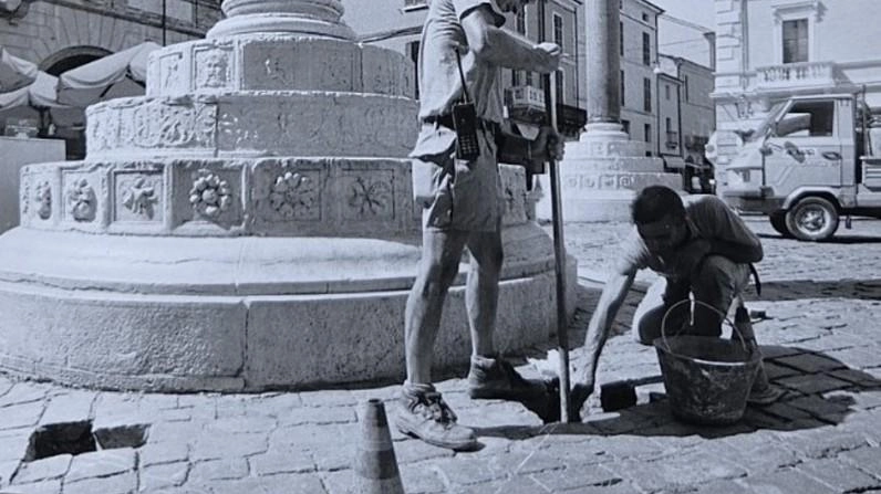 Nell’agosto del 1996 Comune e Soprintendenza misero al riparo dai turisti maleducati i basamenti delle due colonne ‘veneziane’, da poco...