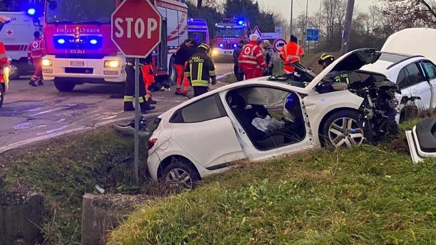 Due persone seriamente ferite in uno schianto fra auto avvenuto all’incrocio tra via Fontanese e via Bertona (foto), alla prima...