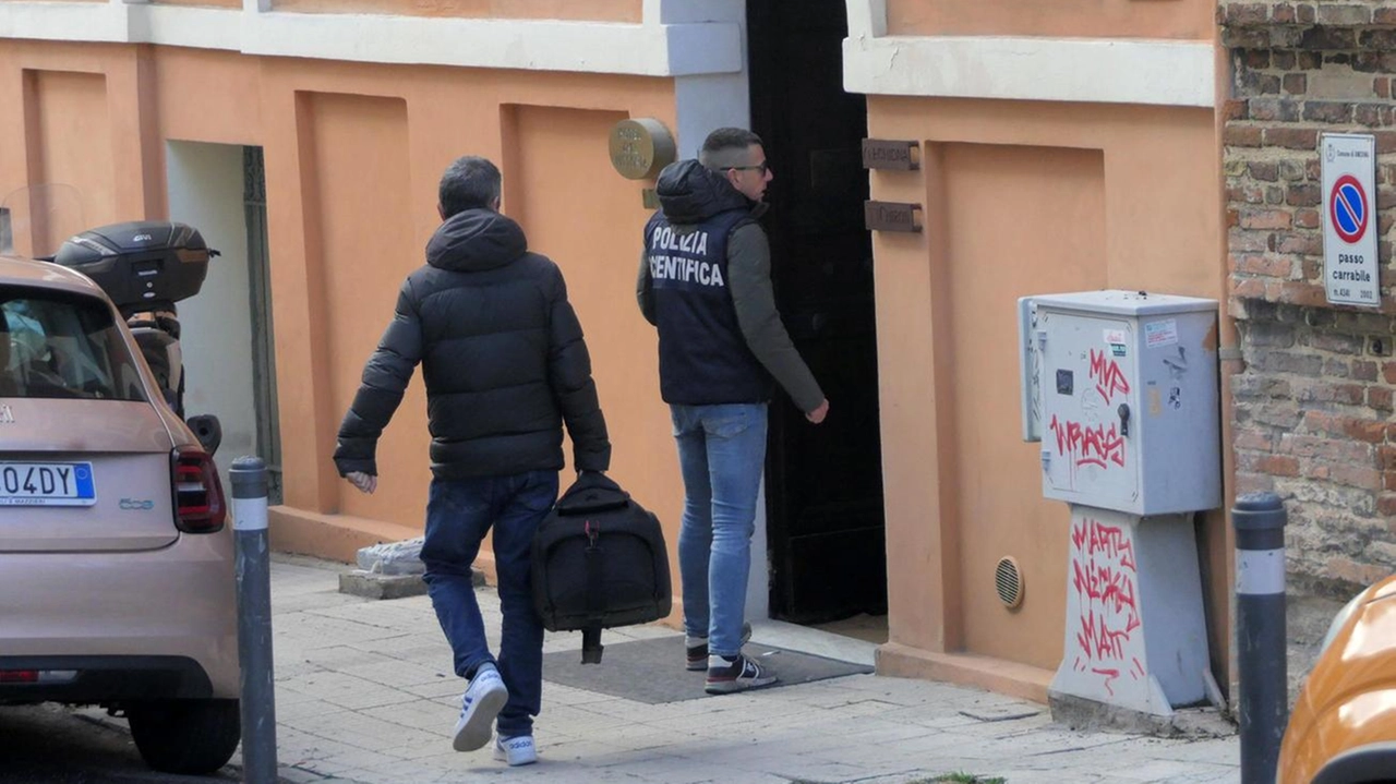 Un 20enne è stato trovato morto in un hotel di Ancona. La polizia indaga su un possibile suicidio.