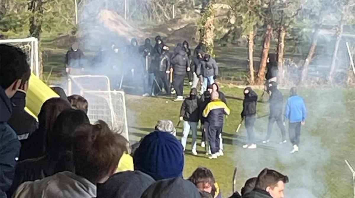 Guerriglia allo stadio, fumogeni e petardi: daspo per 18 tifosi del Pietracuta