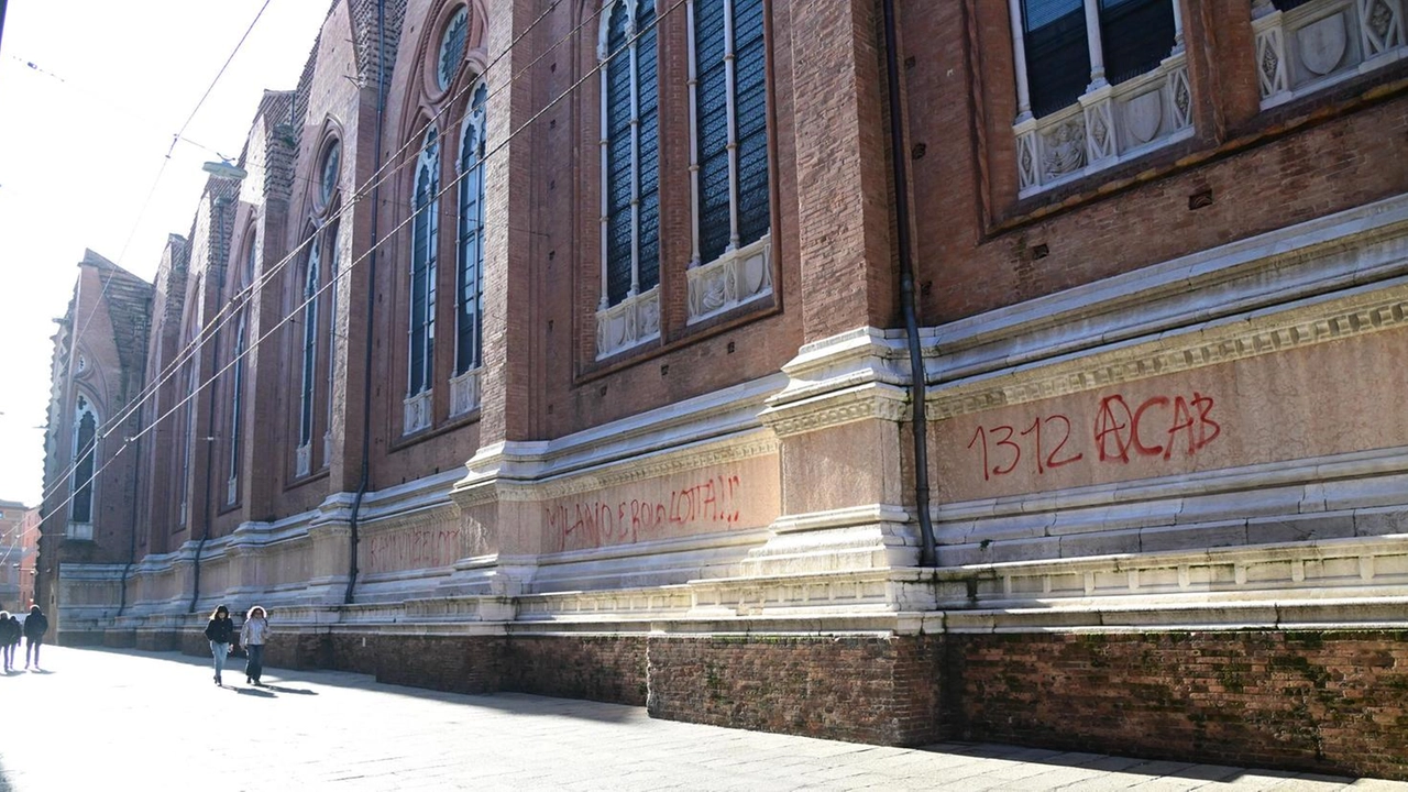 Sfregio sul marmo di San Petronio: "Il Comune curerà il restauro. I vandalismi  sviliscono ogni causa"