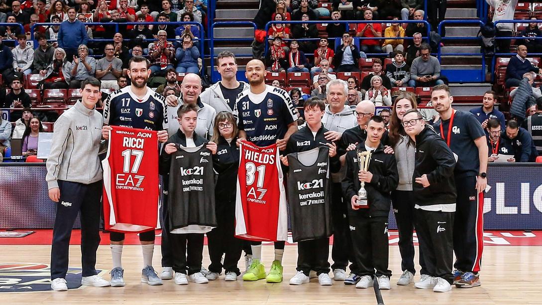 Basket, i ragazzi della KC21 a Milano. Scambiate le maglie con i campioni dell’Armani