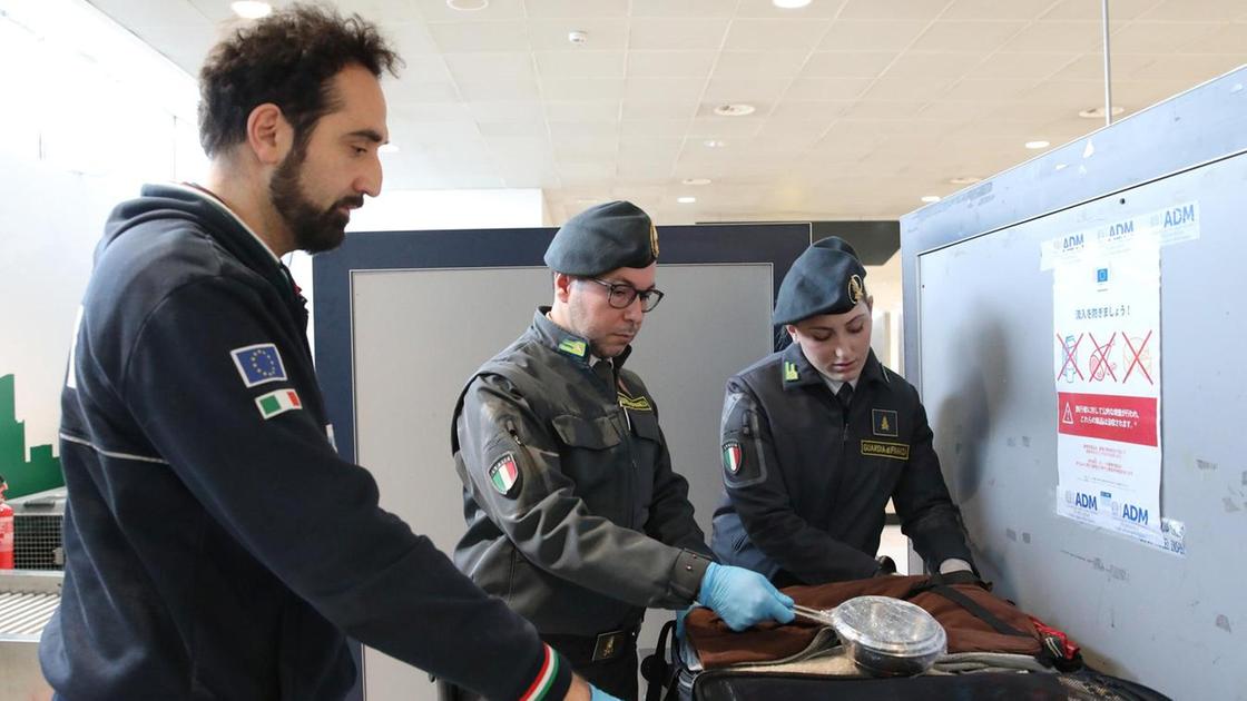 Controlli in aeroporto: droga nelle merendine dei bambini, 87mila euro in valigia