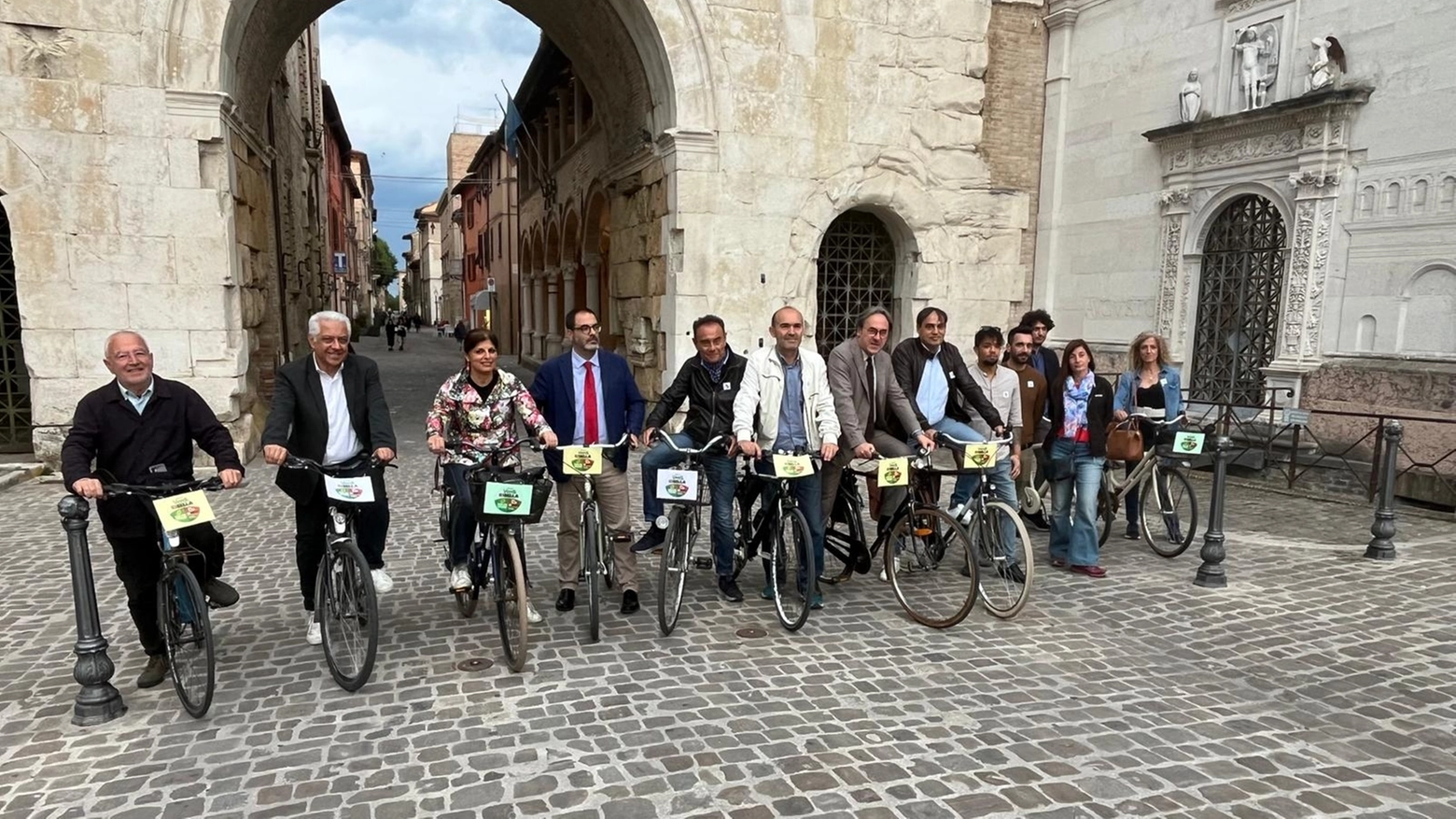 Bonelli in bici per la città con i candidati di Alleanza Verdi-Ribella e Marchegiani