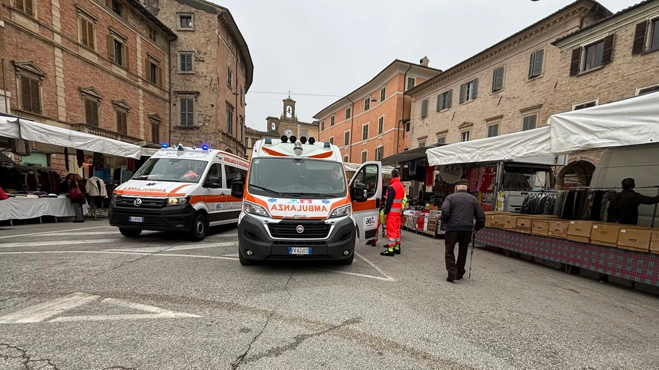 Le ambulanze in piazza Del Popolo a San Severino