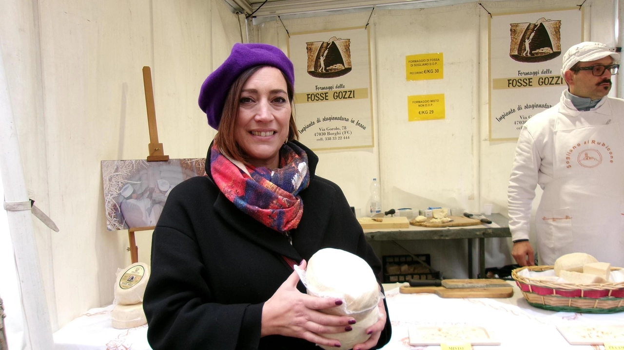 La sindaca di Sogliano Tania Bocchini durante la fiera del formaggio di fossa: nei menù scolastici saranno valorizzati i prodotti del territorio