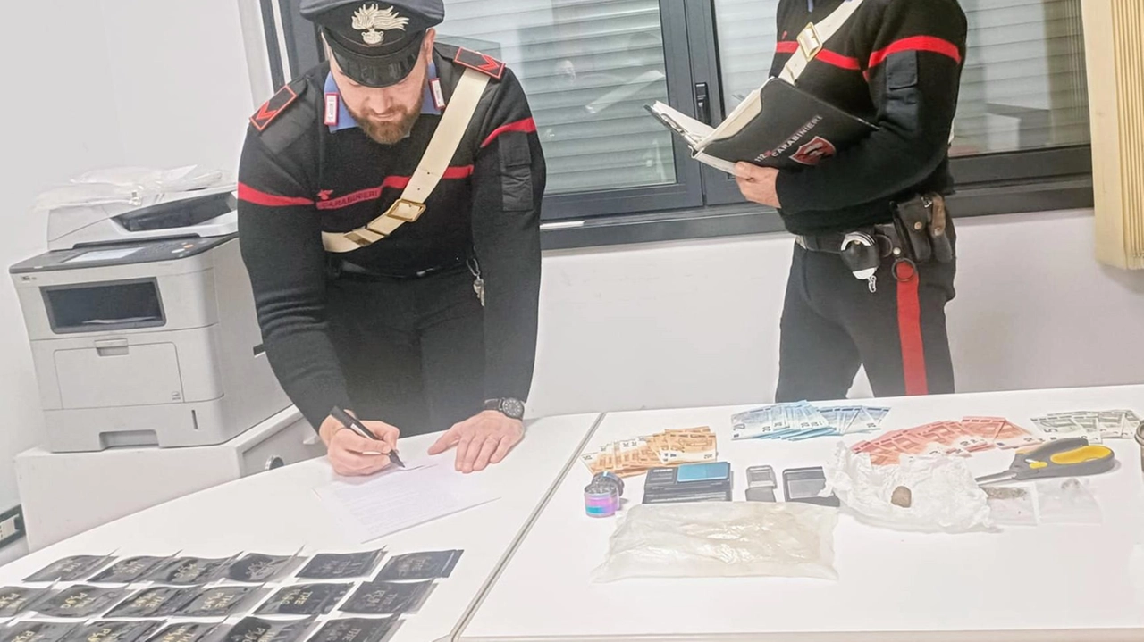 Posti di blocco dei carabinieri tra Tolentino e San Severino. Denunciato un 26enne trovato con la cocaina. Sanzionati anche automobilisti al volante ubriachi, senza assicurazione o con la patente revocata.