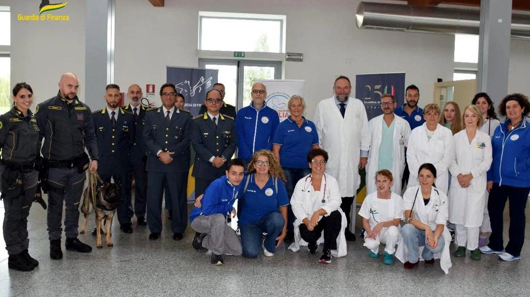 Finanzieri e associazione Giulia Odv visitano reparto di Pediatria a Ferrara, portando gioia ai piccoli pazienti con la presenza di unità cinofile.