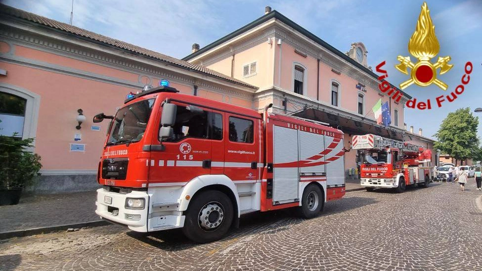 I vigili del fuoco piazzale stazione di Lodi dopo l'allarme bomba