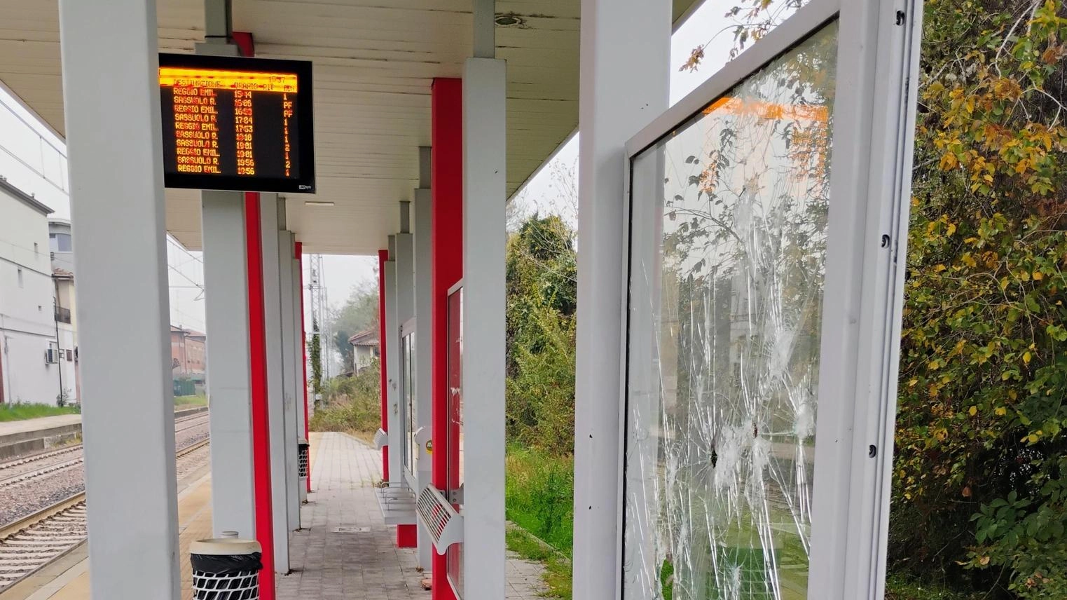 Vandali in stazione. Vetrata presa a sassate