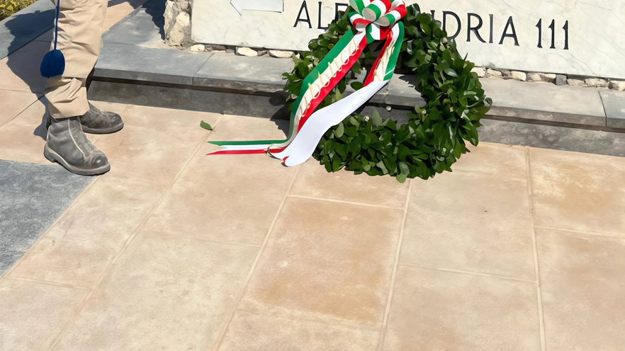 Lamberti, 52 anni di Poggio, si lancia con il paracadute alla commemorazione della battaglia. E’ vicepresidente della sezione di Copparo