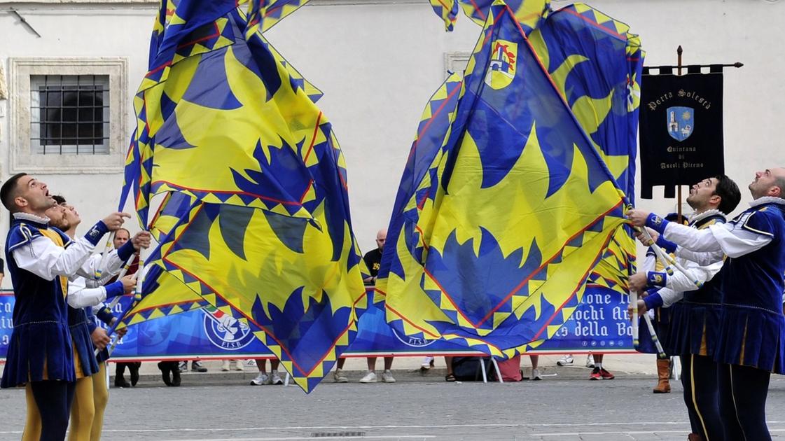 Ascoli, lo spettacolo in piazza Arringo: musici di Solestà, decimo titolo