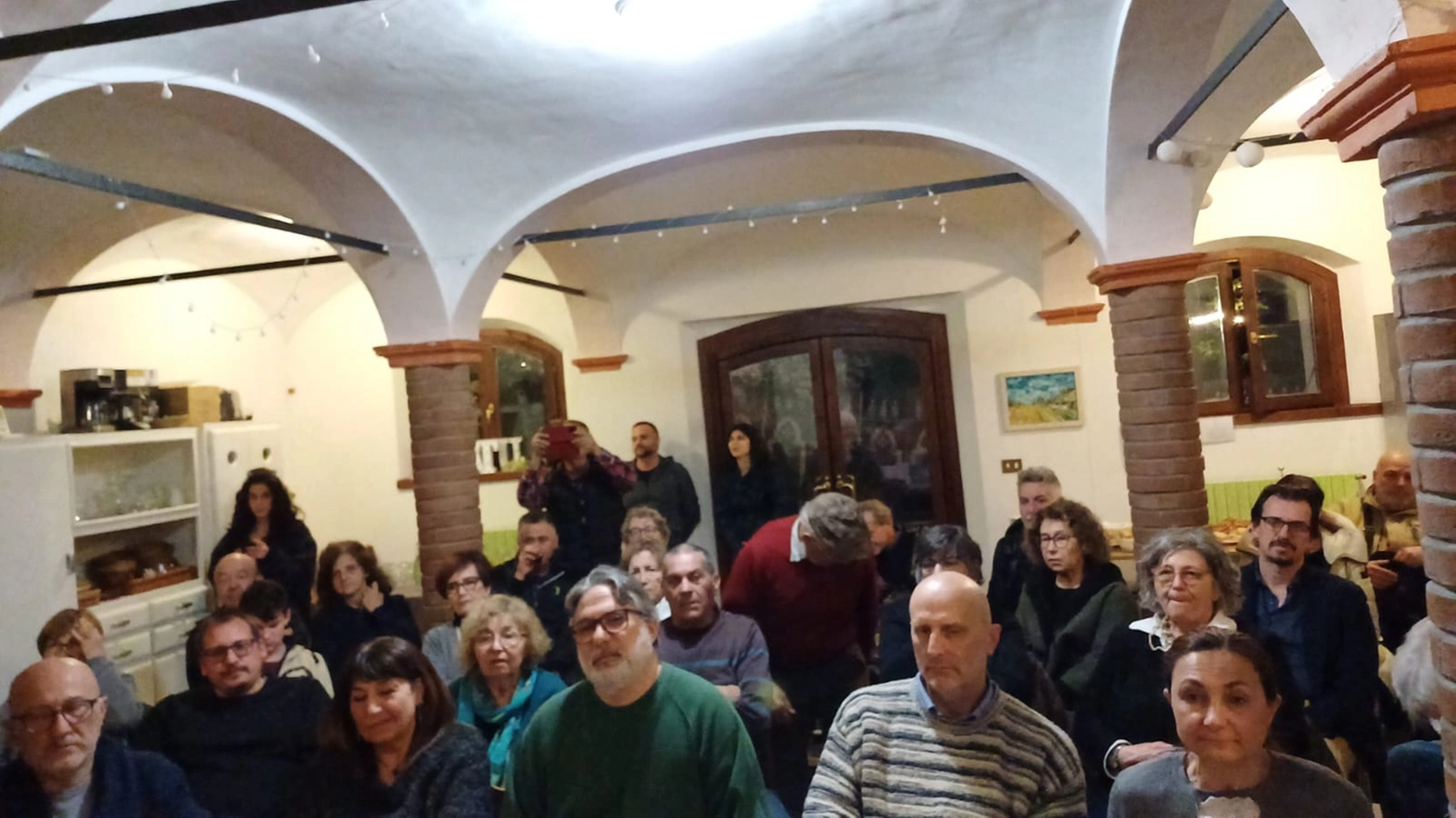 La platea a Monzuno in occasione dell'incontro con il Governatore dell'Emilia Romagna, Stefano Bonaccini