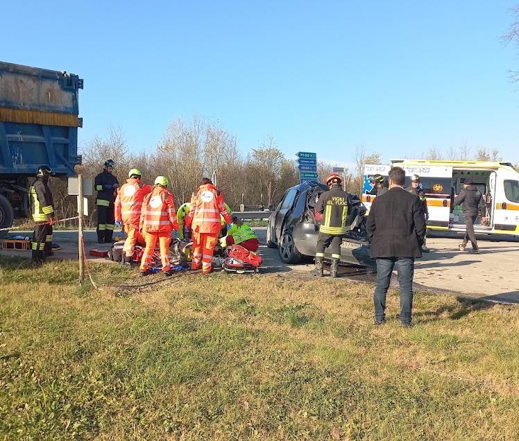 Schianto auto camion a Cadelbosco Sotto, grave 42enne