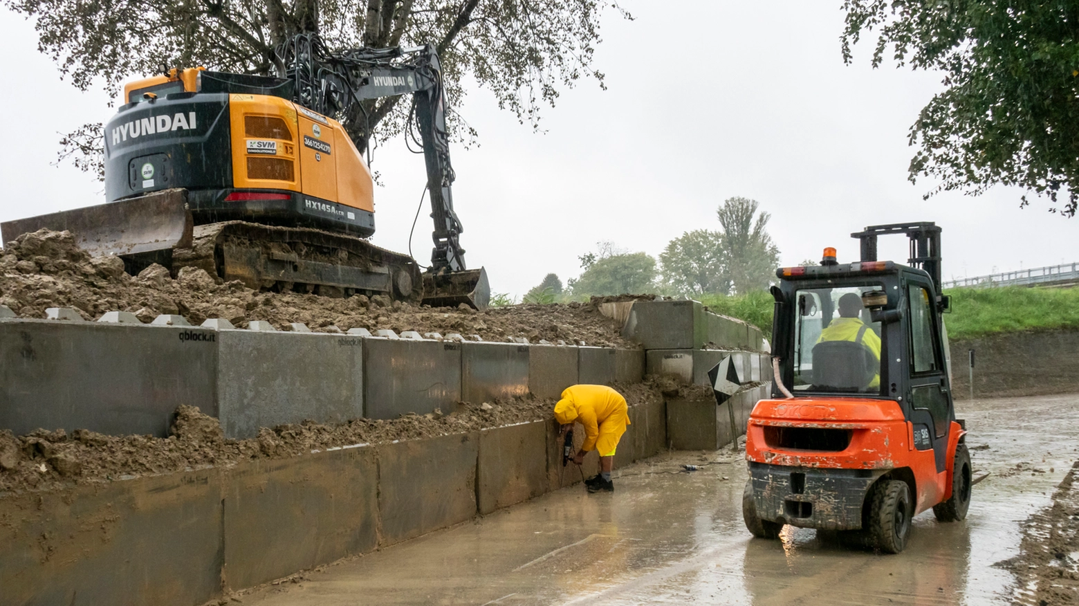 L’allestimento di un nuovo muro anti alluvione a Faenza