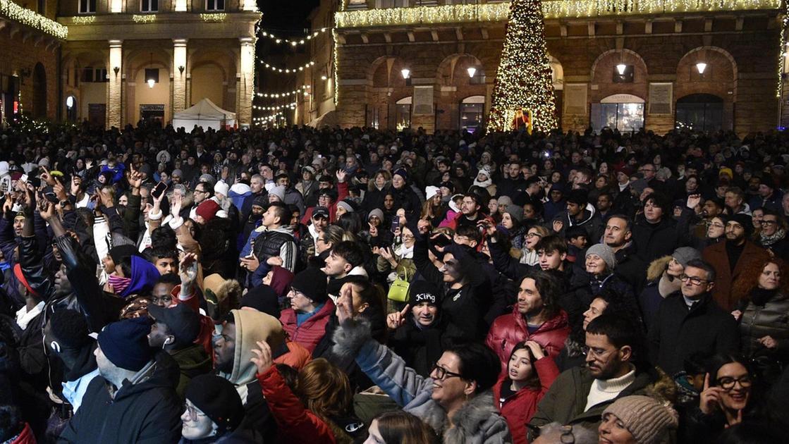 Festa di Capodanno. Brindisi, musica e balli. La piazza gremita saluta il nuovo anno