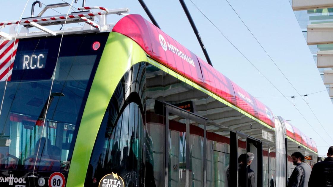 Partenza col freno tirato. Passeggeri in diminuzione. Il Metromare non decolla