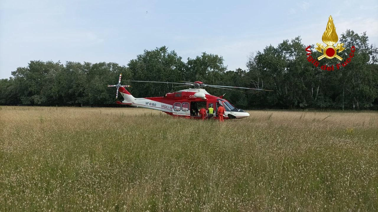 Per le ricerche dell'uomo dipserso in mare è stato utilizzato anche un elicottero dei vigili del fuoco