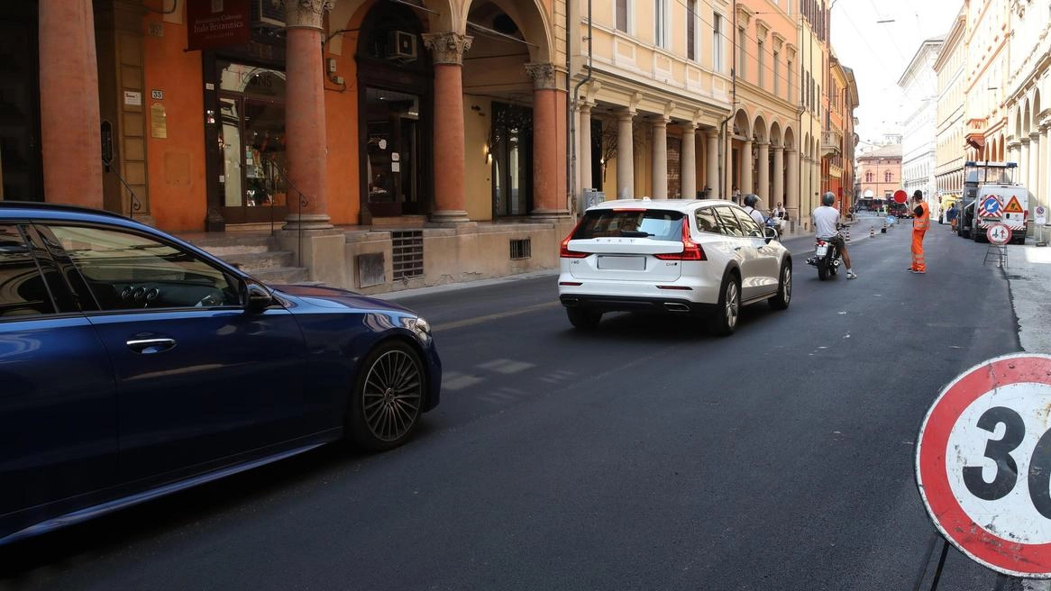 Il Comitato ’per Bologna storica e artistica’ si schiera anche contro l’asfaltatura di via Farini "Così si riporta l’urbanistica indietro di decenni, creando delle ’piste’ per i grandi bus".