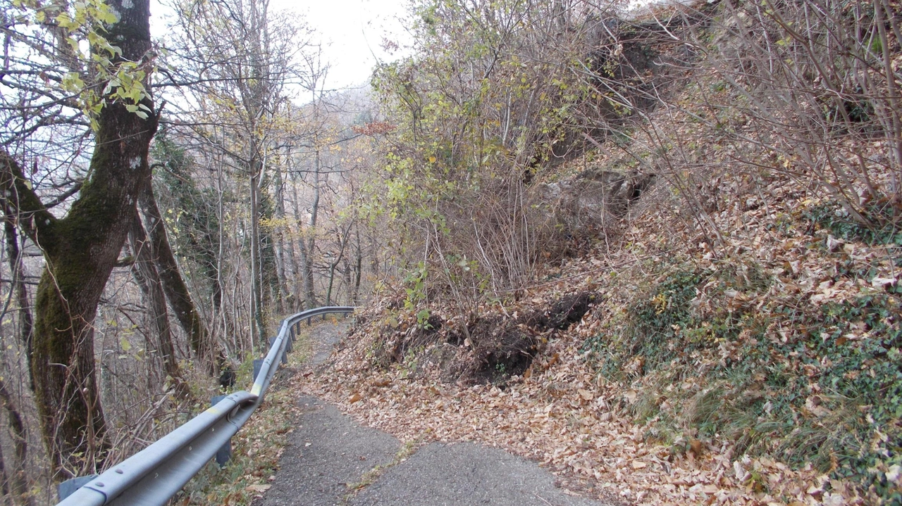 La frana scivola sulla strada a valle